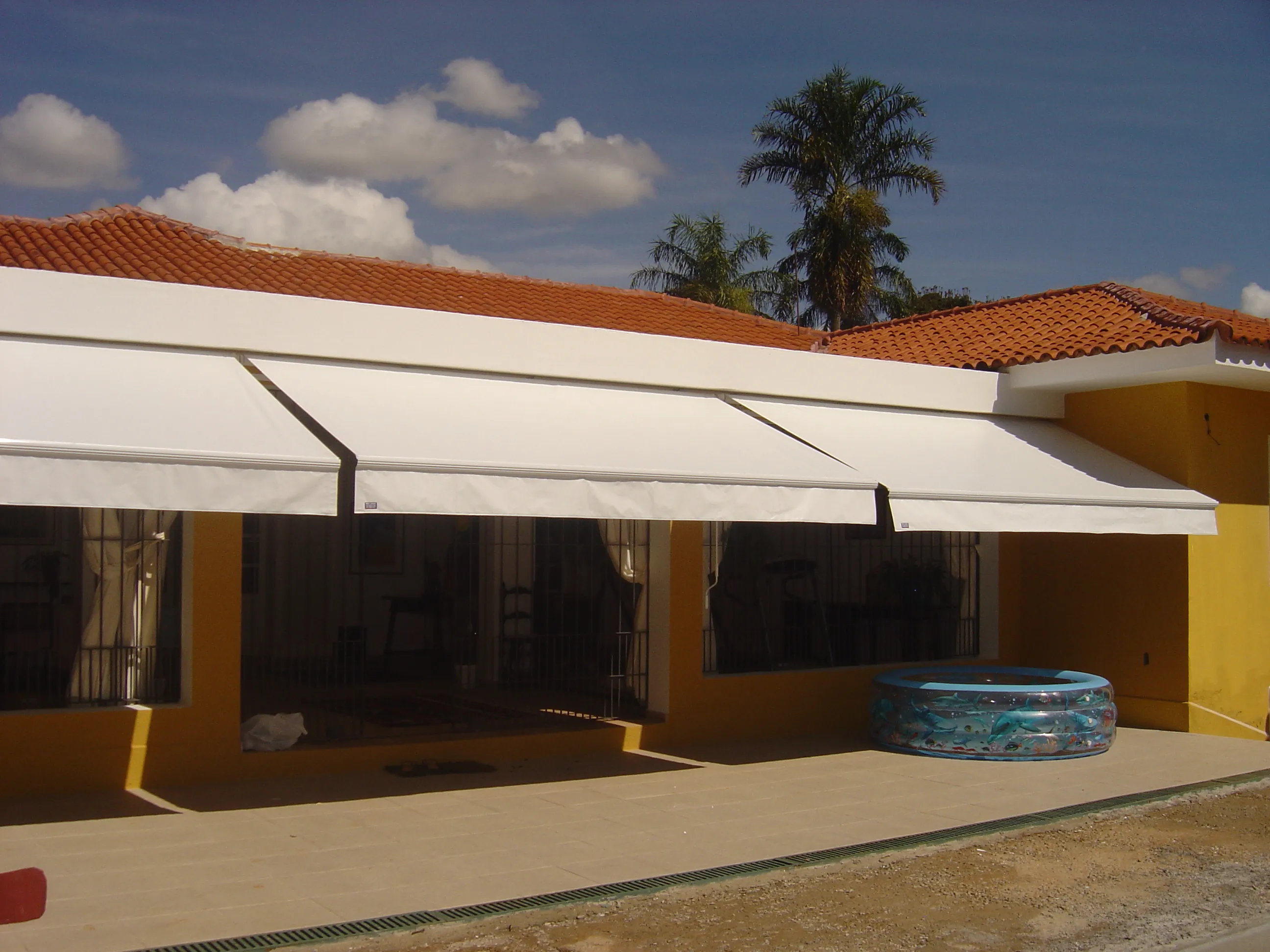 Vista externa de um toldo italiano articulado aberto