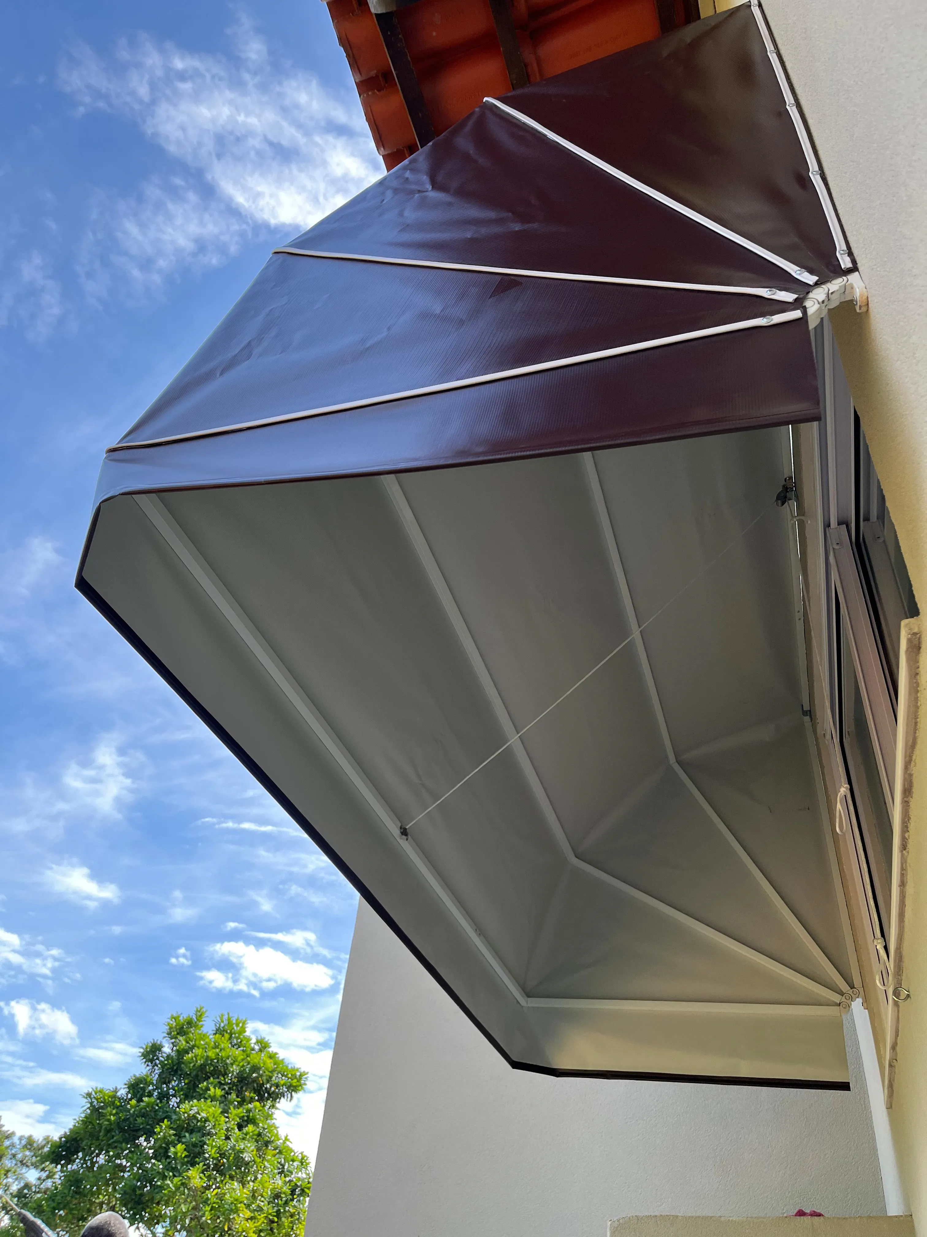 Toldo Mediterrâneo visto de baixo com céu azul dramático