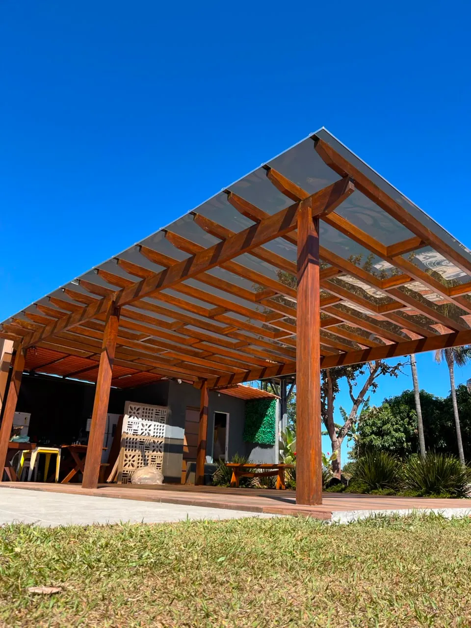 Pergolado com padrão decorativo em losango