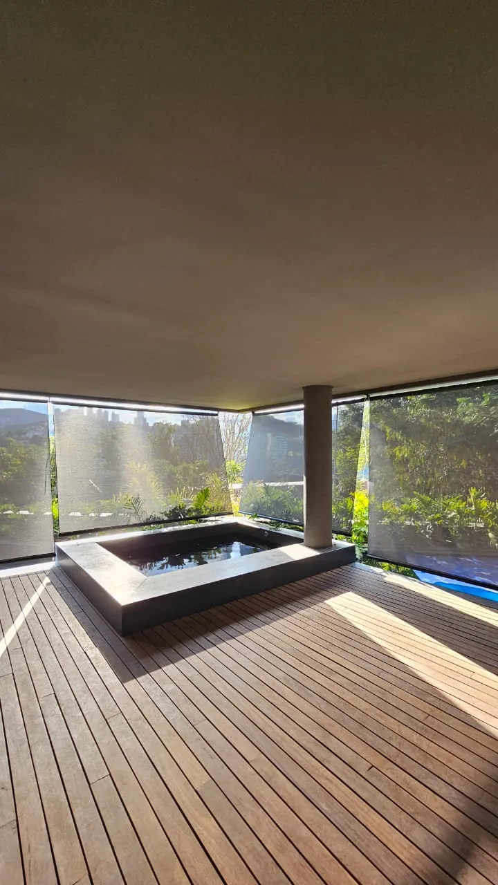 Toldo cortina sobre jacuzzi com vista para a cidade