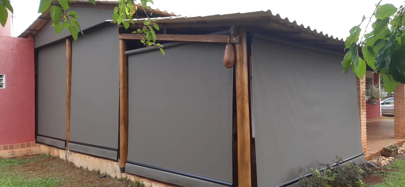 Toldo cortina cinza fechado em esquina