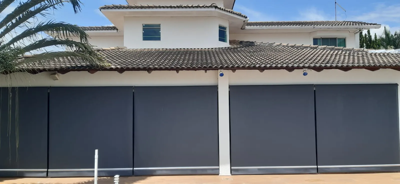 Toldo cortina grafite fechado em casa de alto padrão