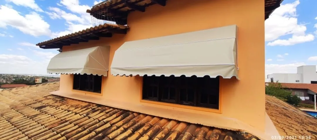 Toldos Mediterrâneo bege em sobrado laranja