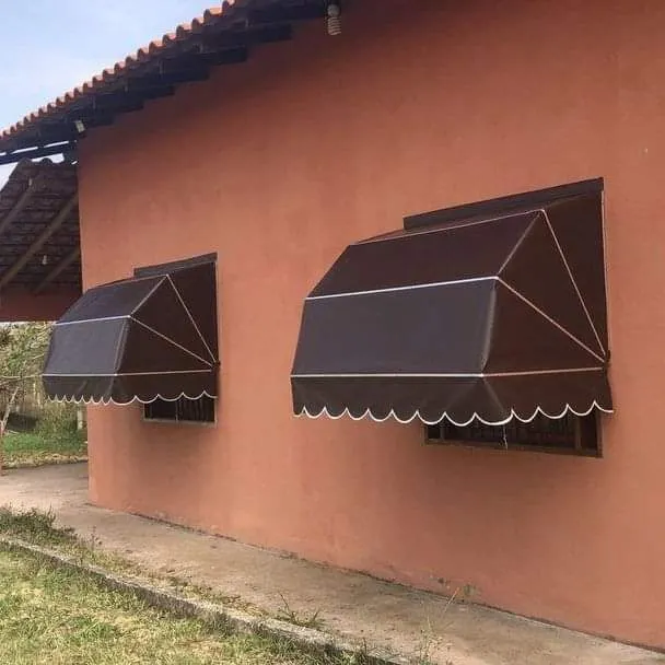 Toldos Mediterrâneo marrons simétricos em casa terracota