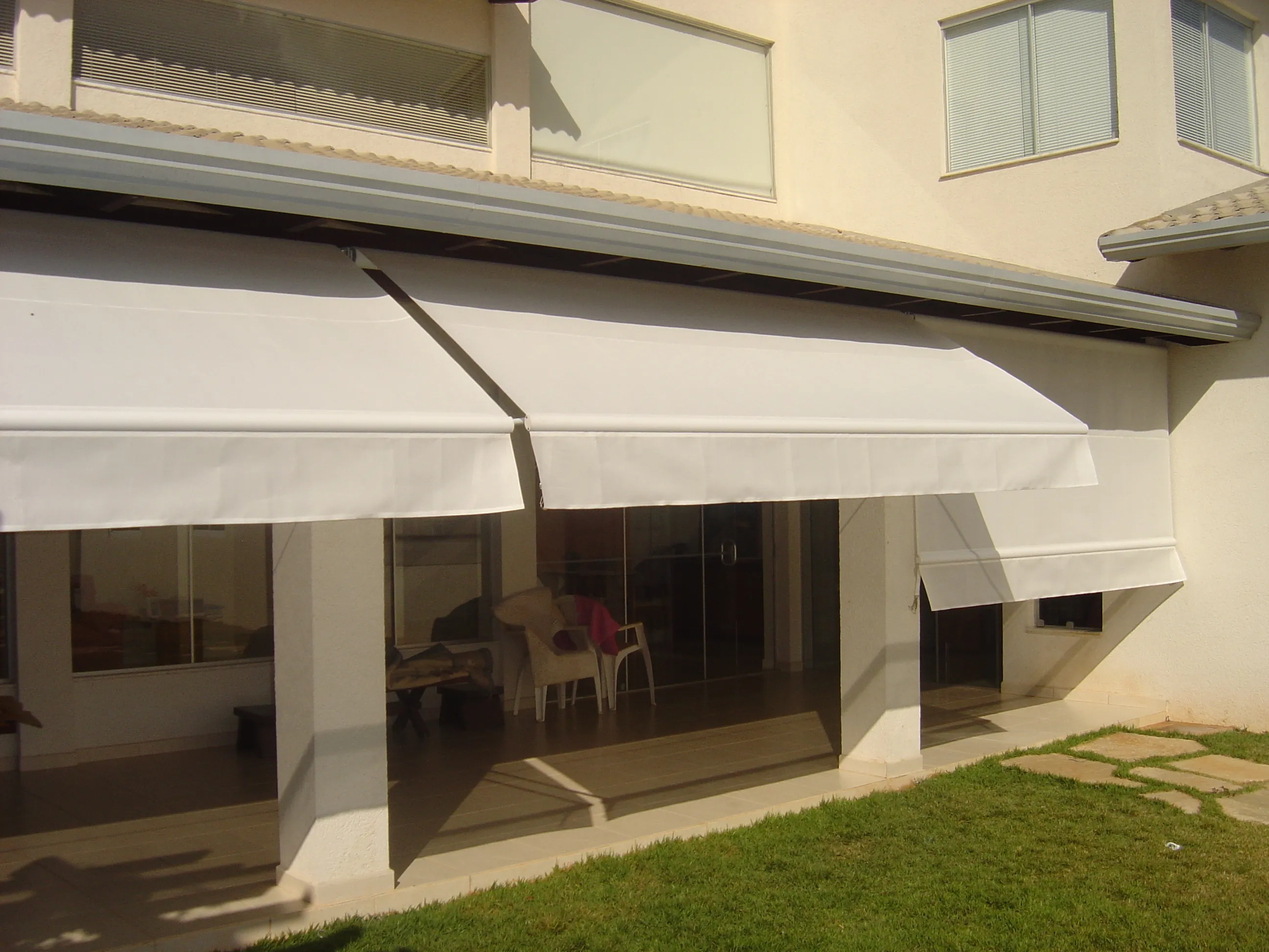 Toldo cortina de alumínio com tela solar fechado